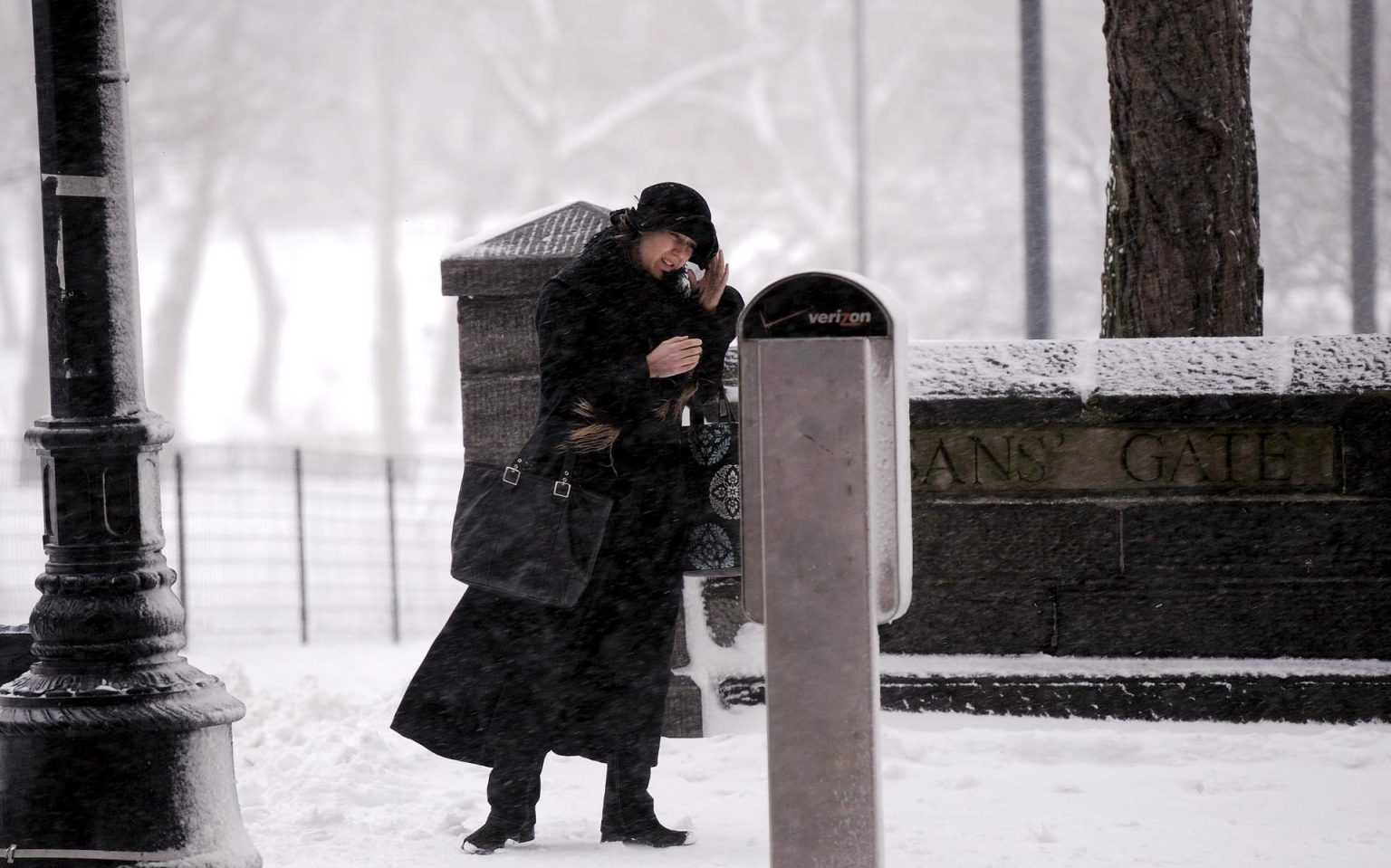 Fotografía de archivo de una mujer que camina por la calle 59 durante una nevada en Nueva York, Estados Unidos. EFE/JUSTIN LANE