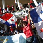 Personas celebran hoy tras conocer la decisión de la Corte suprema de Justicia de Panamá, en Ciudad de Panamá (Panamá). EFE/ Bienvenido Velasco