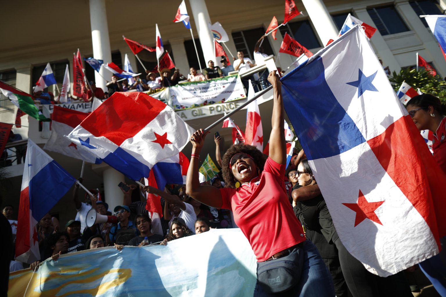 Personas celebran hoy tras conocer la decisión de la Corte suprema de Justicia de Panamá, en Ciudad de Panamá (Panamá). EFE/ Bienvenido Velasco