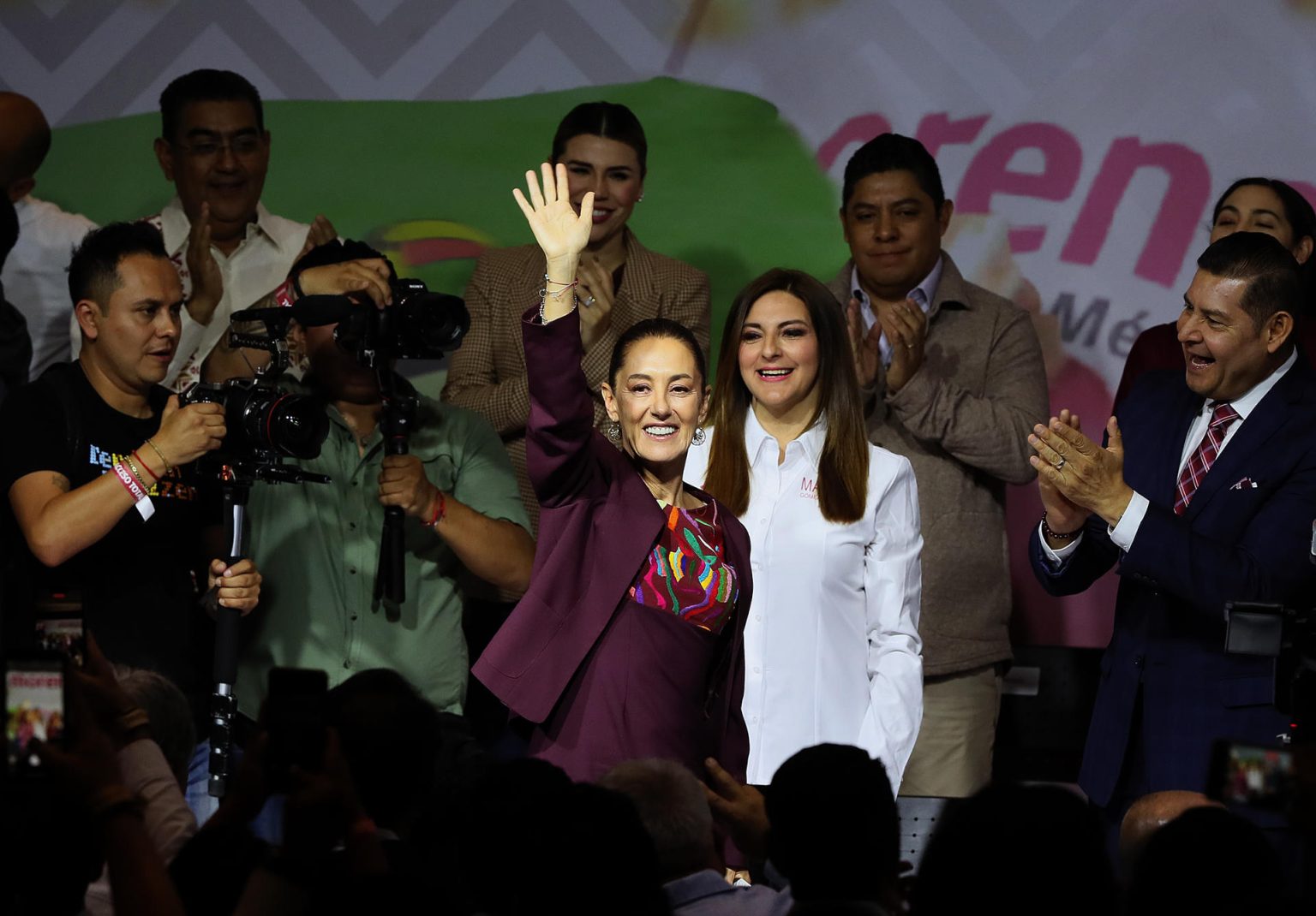 La aspirante del oficialista Movimiento de Regeneración Nacional (Morena) a la presidencia de México, Claudia Sheibaum (c). Imagen de archivo. EFE/Mario Guzmán