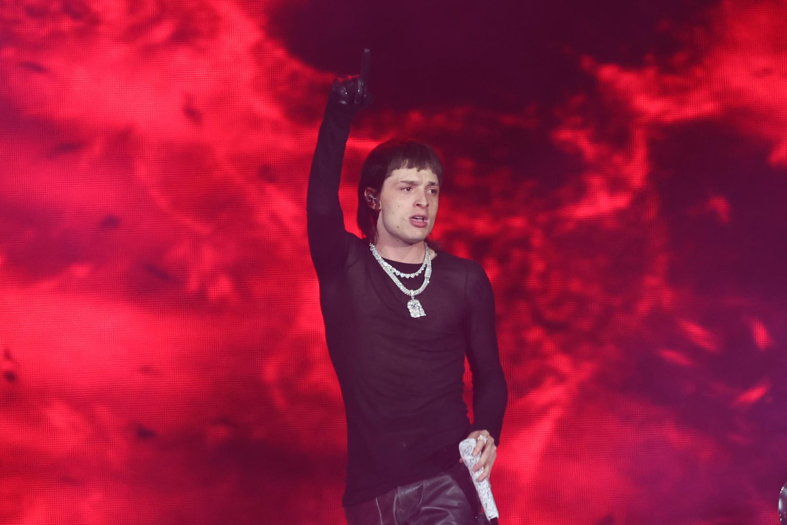 Fotografía de archivo del cantante mexicano Peso Pluma durante el concierto que ofreció en el WiZink Center de Madrid. EFE/ Kiko Huesca