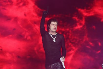 Fotografía de archivo del cantante mexicano Peso Pluma durante el concierto que ofreció en el WiZink Center de Madrid. EFE/ Kiko Huesca