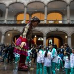 La marioneta Amal, se presenta en las instalaciones del Palacio de Gobierno de Nuevo León, en la ciudad de Monterrey (México). EFE/Miguel Sierra