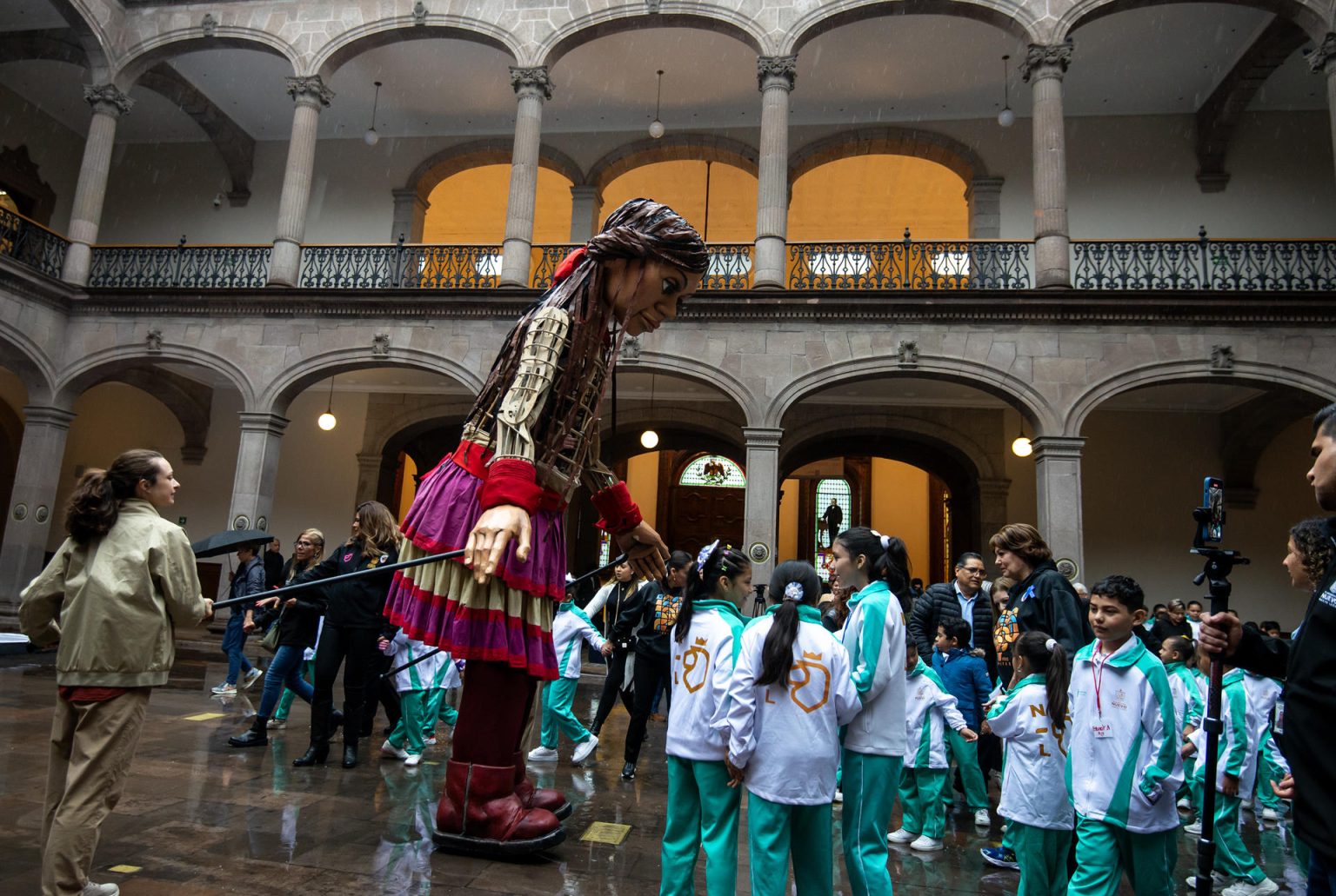 La marioneta Amal, se presenta en las instalaciones del Palacio de Gobierno de Nuevo León, en la ciudad de Monterrey (México). EFE/Miguel Sierra