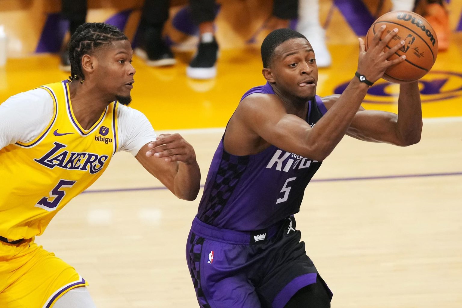 De'Aaron Fox (d) de los Sacramento Kings. EFE/EPA/Allison Dinner