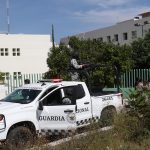 Elementos de la Guardia Nacional resguardan a periodistas de diferentes medios de comunicación que permanecen a las afueras del hospital donde se encuentran sus compañeros que fueron atacados a balazos este martes en el municipio de Chilpancingo, en el estado de Guerrero (México). EFE/José Luis de la Cruz