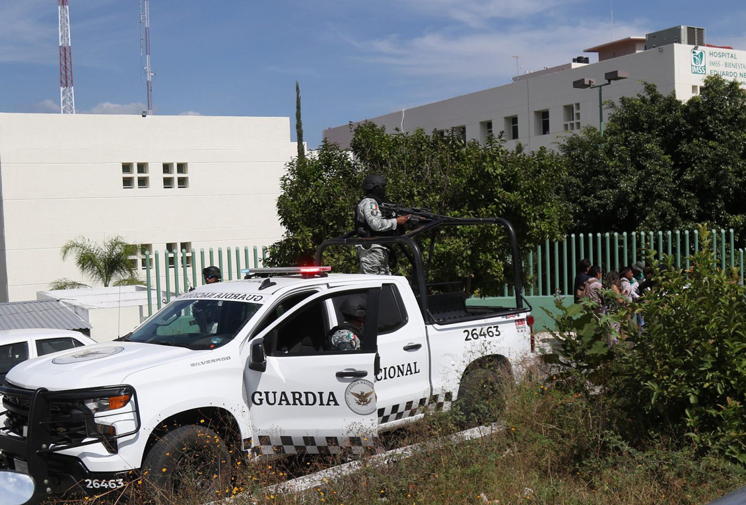 Elementos de la Guardia Nacional resguardan a periodistas de diferentes medios de comunicación que permanecen a las afueras del hospital donde se encuentran sus compañeros que fueron atacados a balazos este martes en el municipio de Chilpancingo, en el estado de Guerrero (México). EFE/José Luis de la Cruz