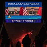 Imagen de archivo de  una pantalla grande que muestra al presidente estadounidense Joe Biden (izq) y al presidente chino Xi Jinping.  EFE/EPA/ROMAN PILIPEY