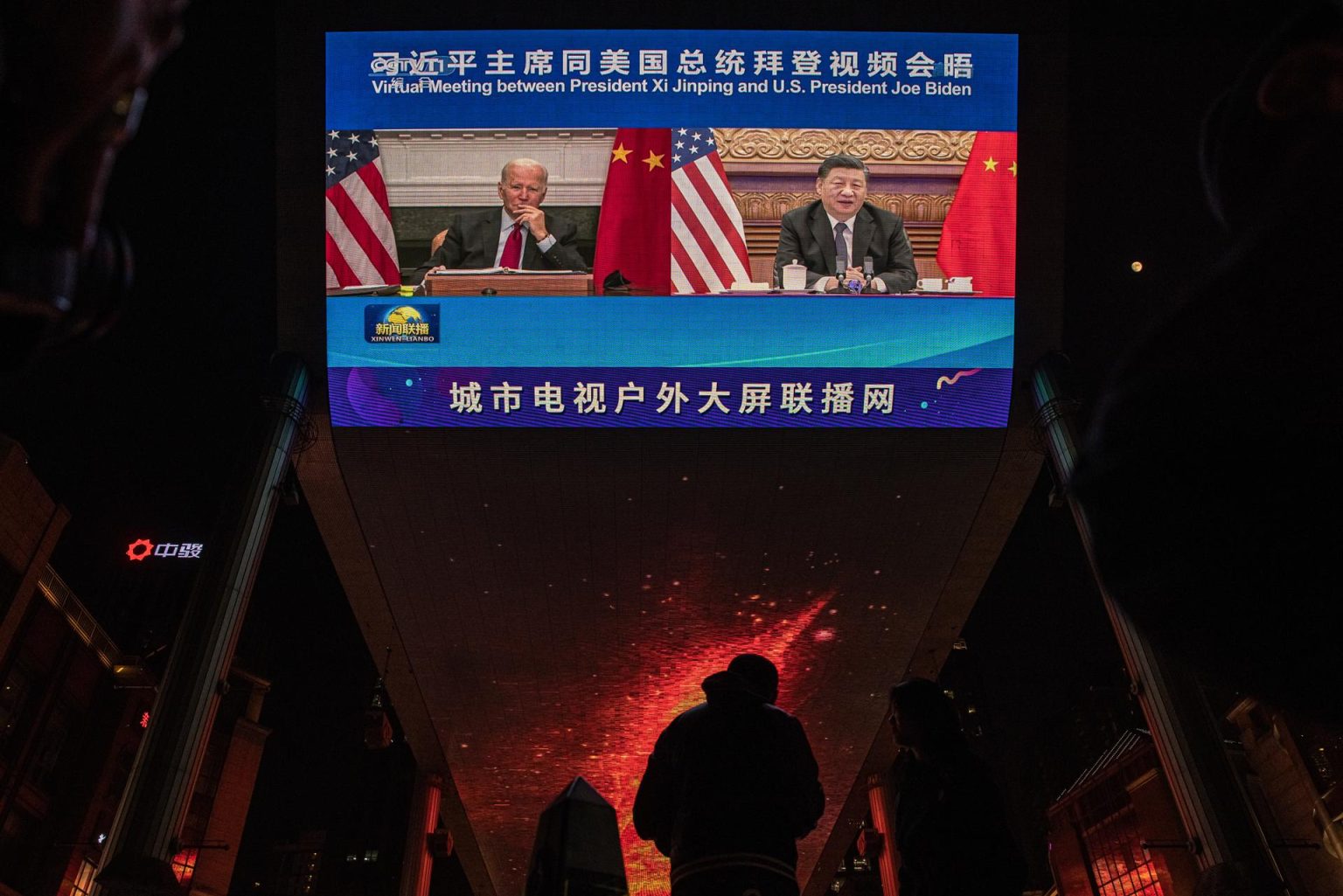 Imagen de archivo de  una pantalla grande que muestra al presidente estadounidense Joe Biden (izq) y al presidente chino Xi Jinping.  EFE/EPA/ROMAN PILIPEY