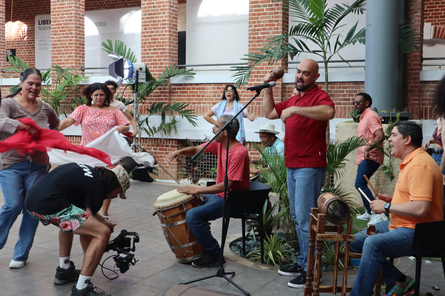 Los integrantes del grupo Son del Batey durante la grabación de un vídeo musical, el 18 de noviembre 2023, en San Juan (Puerto Rico). EFE/ Esther Alaejos