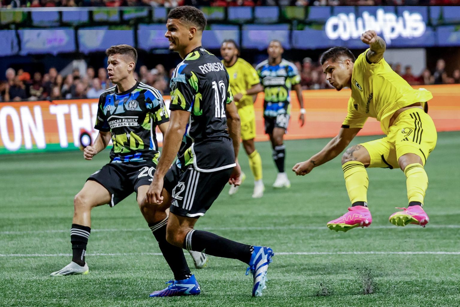 El jugador del Columbus Crew Juan Camilo Hernández (d), en una fotografía de archivo. EFE/Erik S. Lesser