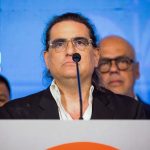 El empresario colombiano Alex Saab habla en una rueda de prensa conjunta con el presidente de la Asamblea Nacional (AN) de Venezuela Jorge Rodríguez en Caracas (Venezuela). EFE/ Rayner Peña R.