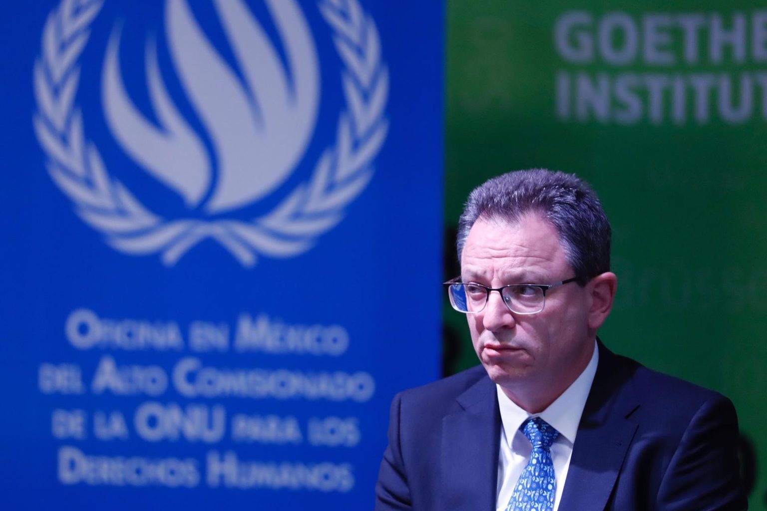 El representante adjunto en México del Alto Comisionado de las Naciones Unidas para los Derechos Humanos Jesús Peña, habla hoy durante la presentación del informe "Buenas prácticas y desafíos en la investigación de delitos cometidos contra personas defensoras de derechos humanos y periodistas en la Ciudad de México (México). EFE/Sáshenka Gutiérrez