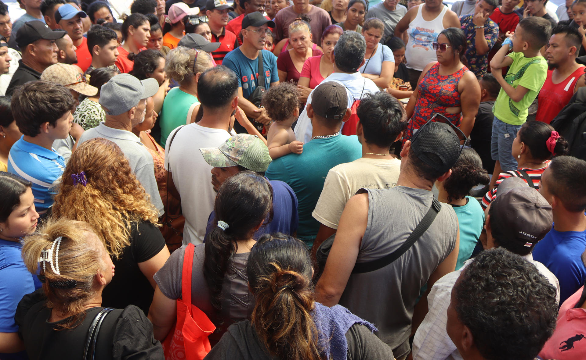 Migrantes se preparan para salir en caravana rumbo a Estados Unidos en la madrugada de hoy, en la ciudad de Tapachula en Chiapas (México). EFE/ Juan Manuel Blanco
