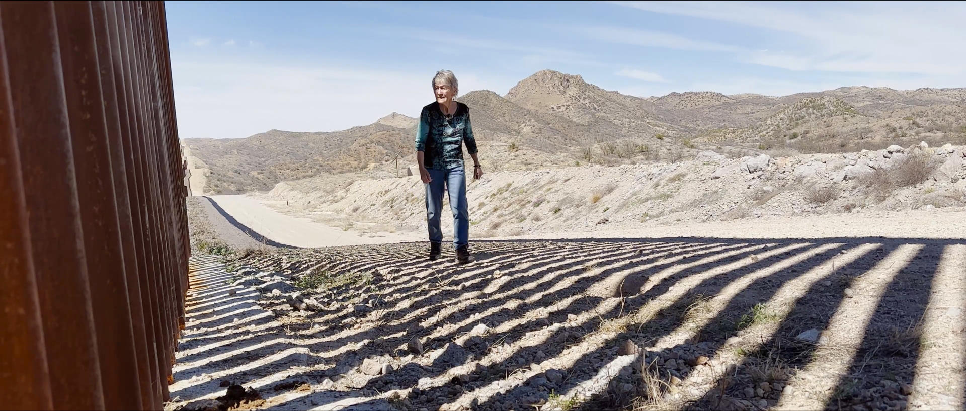 Fotograma cedido por Love Project Films donde aparece la budista judía, de 82 años, Shura Wallin, cofundadora del grupo humanitario Samaritanos de Green Valley, mientras realiza su labor de brindar ayuda a los migrantes que cruzan la frontera de Arizona, durante una escena del documental 'Shura' que se estrenará oficialmente en marzo 2024 durante el festival The American Documentary and Animation Film en Palm Springs, California (EE.UU.). EFE/Love Project Films /SOLO USO EDITORIAL /NO VENTAS /SOLO DISPONIBLE PARA ILUSTRAR LA NOTICIA QUE ACOMPAÑA /CRÉDITO OBLIGATORIO
