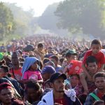 Migrantes caminan en caravana este martes, para poder llegar a la frontera norte, en el municipio de Huixtla en Chiapas (México). EFE/Juan Manuel Blanco