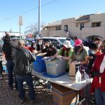 Inmigrantes reciben ayuda de alimentos y ropa cerca de un albergue en El Paso (EEUU). Imagen de archivo. EFE/Octavio Guzmán