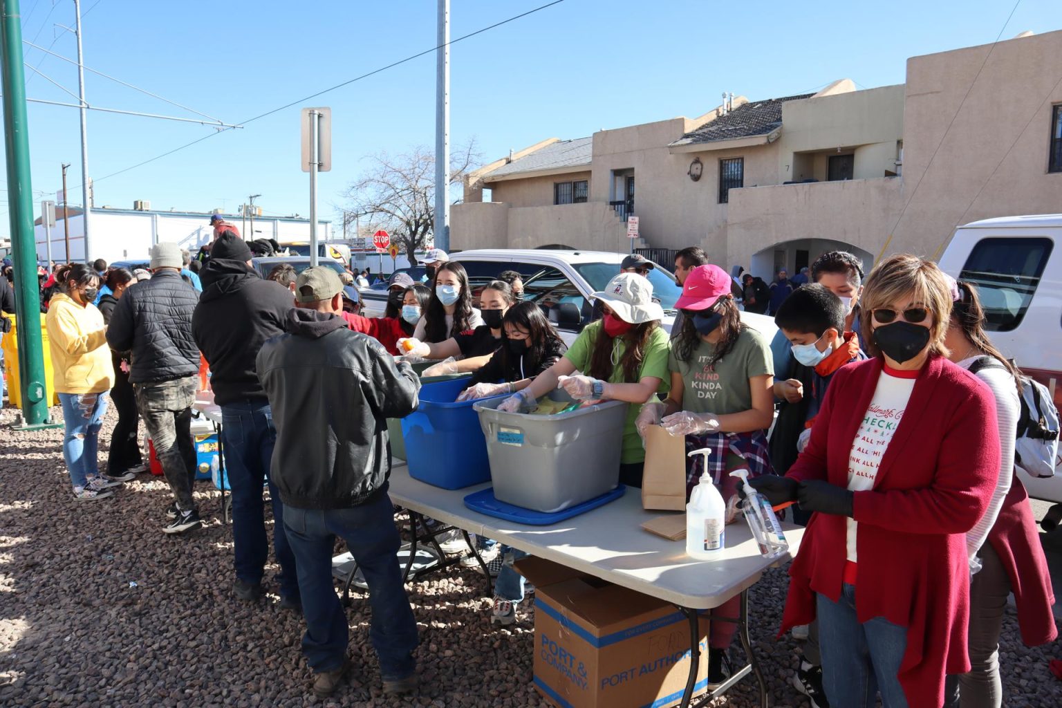 Inmigrantes reciben ayuda de alimentos y ropa cerca de un albergue en El Paso (EEUU). Imagen de archivo. EFE/Octavio Guzmán