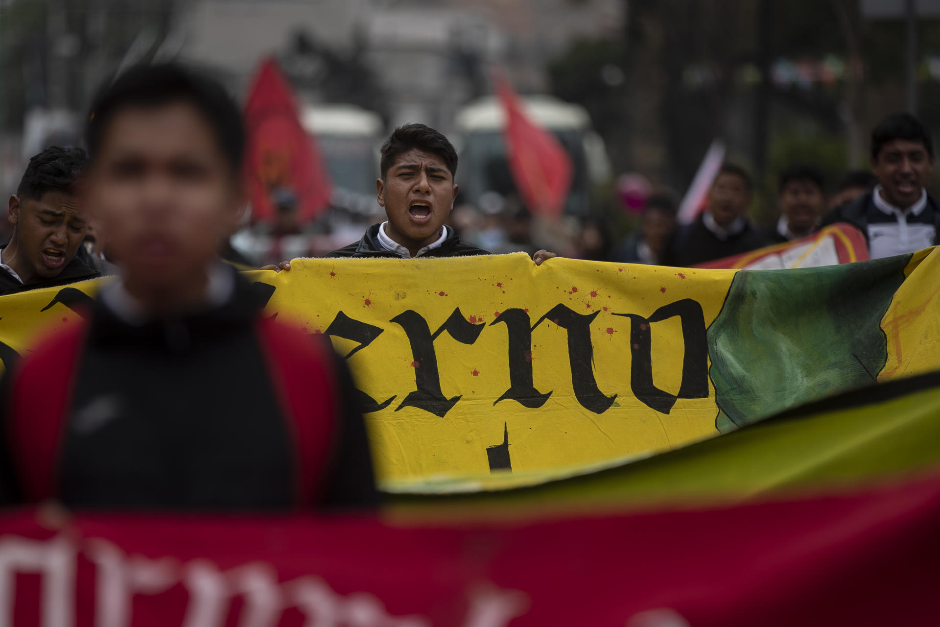 Familiares y amigos de los 43 estudiantes desaparecidos de Ayotzinapa realizaron una peregrinación a la Basílica de Guadalupe hoy, en la Ciudad de México (México). EFE/Isaac Esquivel
