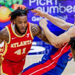 Saddiq Bey (i), de los Hawks de Atlanta, fue registrado este lunes, 18 de diciembre, al intentar superar la marca de Bojan Bogdanovic (d), de los PIstons de Detroit, durante un partido de la NBA, en Atlanta (Georgia, EE.UU.). EFE/Erik S. Lesser