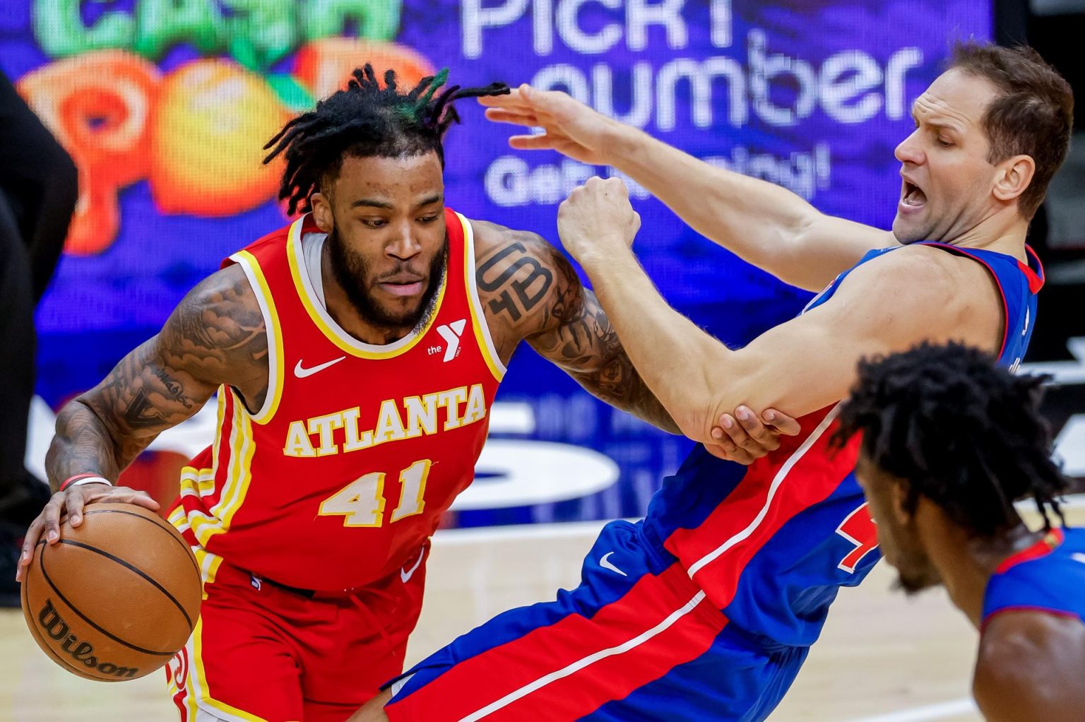 Saddiq Bey (i), de los Hawks de Atlanta, fue registrado este lunes, 18 de diciembre, al intentar superar la marca de Bojan Bogdanovic (d), de los PIstons de Detroit, durante un partido de la NBA, en Atlanta (Georgia, EE.UU.). EFE/Erik S. Lesser