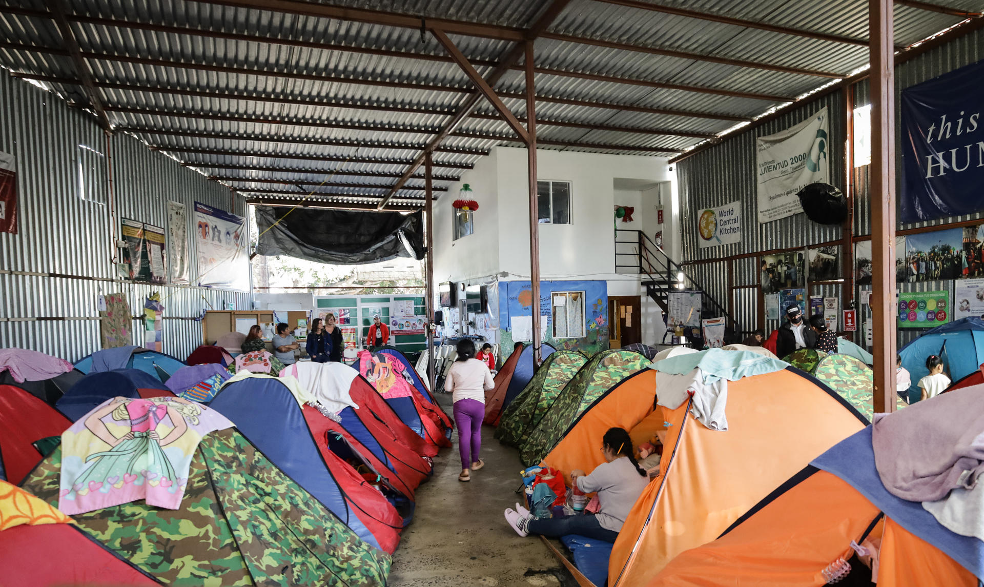 Migrantes descansan en tiendas de campaña en el albergue Juventud 2000, el 16 de diciembre de 2023, en la ciudad de Tijuana en Baja California (México). EFE/ Joebeth Terriquez
