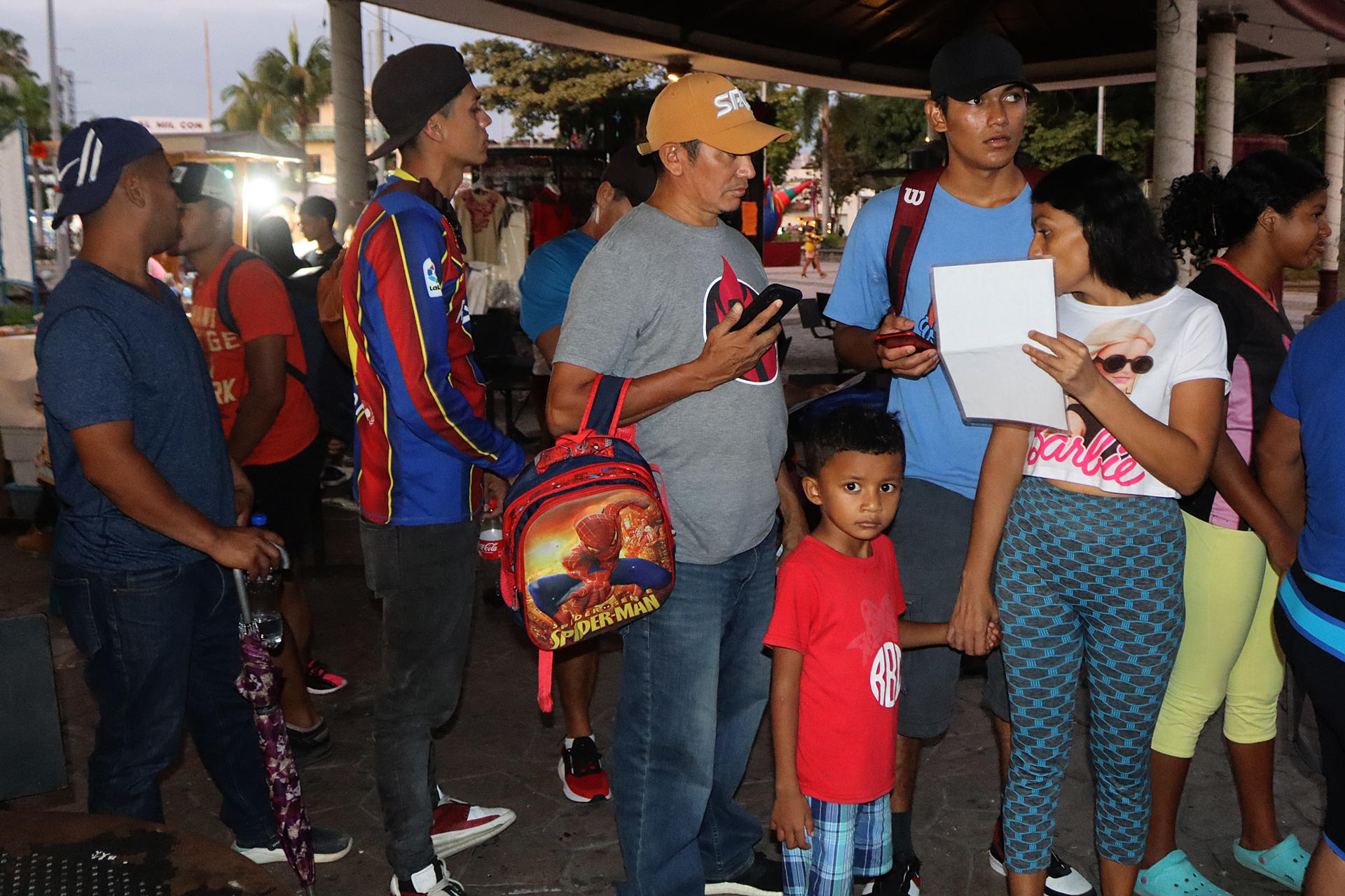 Migrantes permanecen en un parque público a la espera de arreglar su situación migratoria, el 11 de diciembre de 2023, en la Ciudad de Tapachula en el estado de Chiapas (México). EFE/Juan Manuel Blanco
