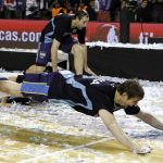 Fotografía de archivo, tomada en septiembre de 2011, en la que se registró a los argentinos Andrés Nocioni (frente) y Fabricio Oberto (fondo), al celebrar el título del torneo Preolímpico suramericano de baloncesto, en Mar del Plata (Argentina). EFE/Leo La Valle