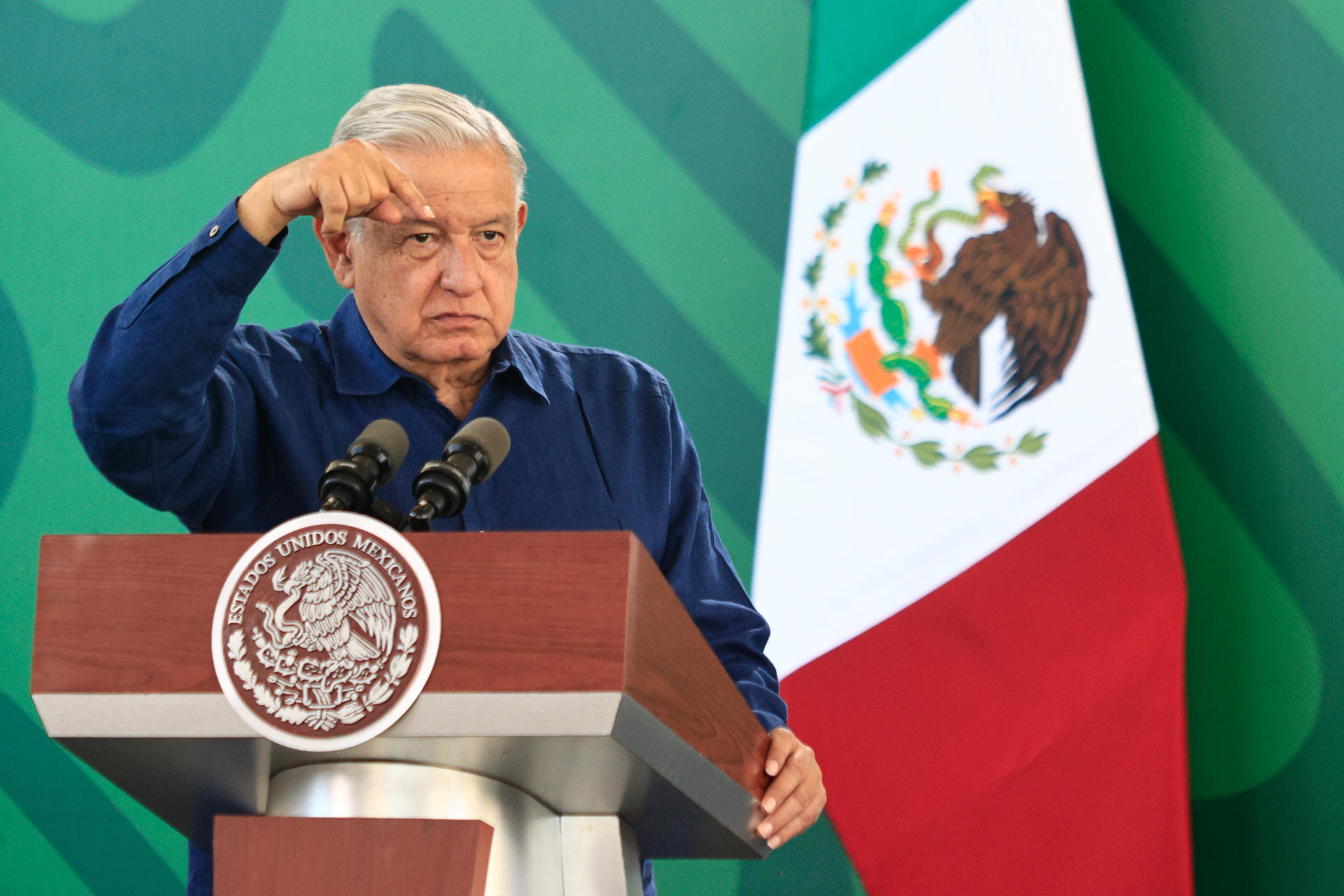 El presidente de México, Andrés Manuel López Obrador, participa en una rueda de prensa hoy, en el balneario de Acapulco (México). EFE/ David Guzmán
