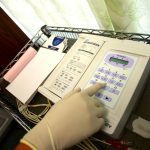 Fotografía de archivo de una enfermera consultando una máquina de control cardiológico. EFE/Yolanda DeLong