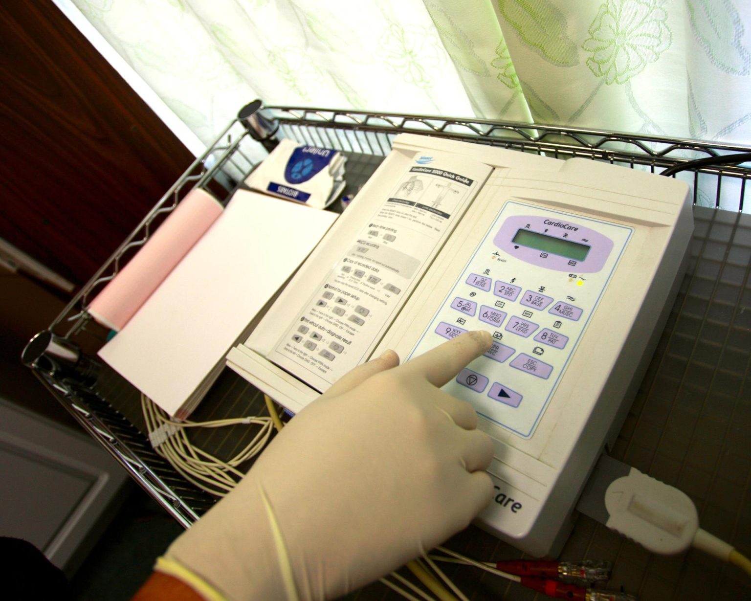 Fotografía de archivo de una enfermera consultando una máquina de control cardiológico. EFE/Yolanda DeLong