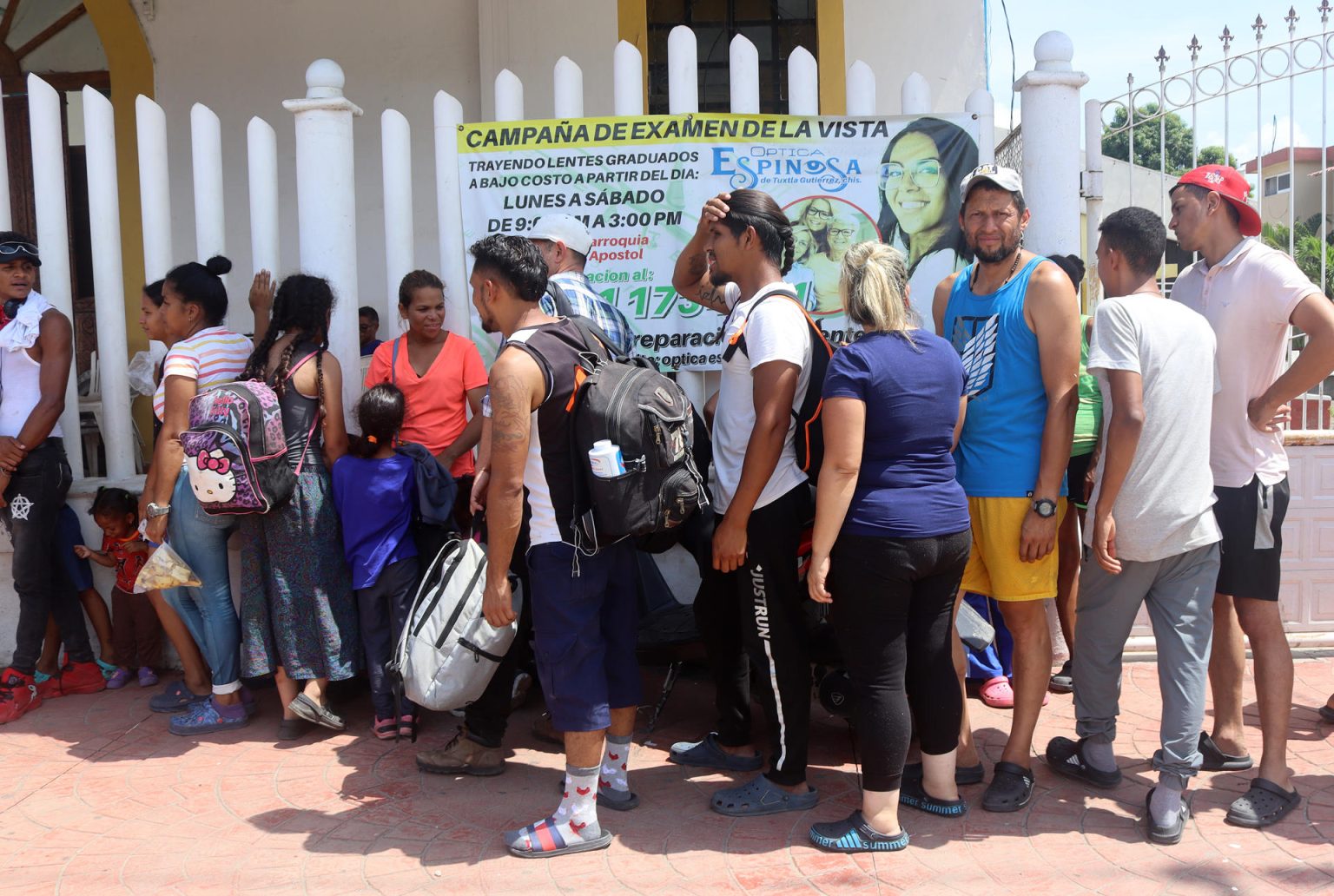 Un grupo de migrantes hace fila en un centro de ayuda en Tapachula, estado de Chiapas (México). Imagen de archivo. EFE/ Juan Manuel Blanco