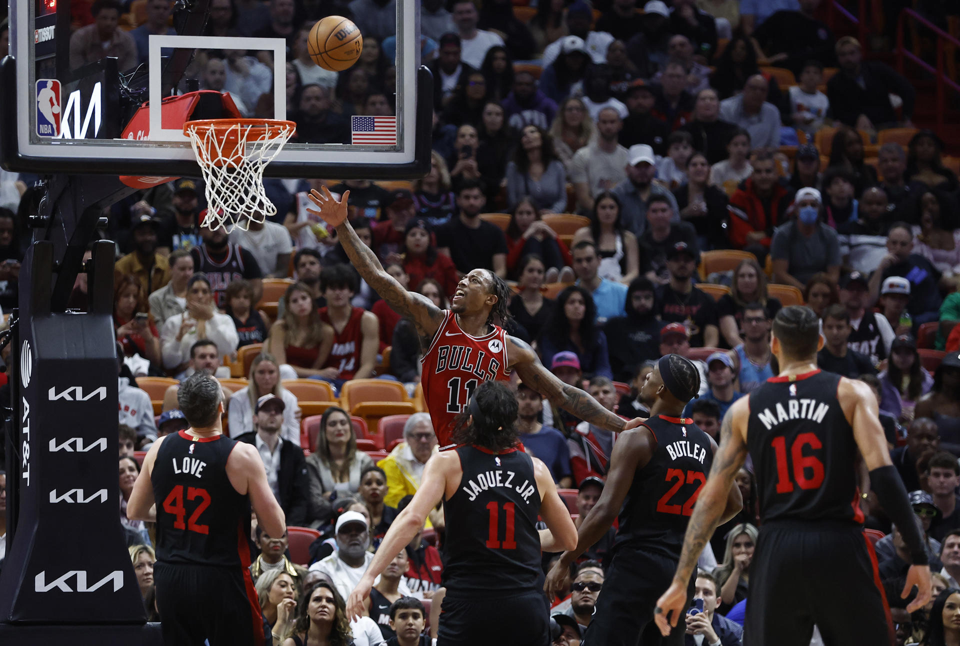 El delantero de los Chicago Bulls DeMar DeRozan (arriba) lanza sobre los Miami Heat durante la segunda mitad del partido de baloncesto de la NBA entre los Miami Heat y los Chicago Bulls en el Kaseya Center de Miami, Florida (EE.UU.). EFE/Rhona Wise
