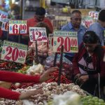 Varias personas compran productos en el Mercado de Jamaica hoy, en la Ciudad de México (México). EFE/ Mario Guzmán