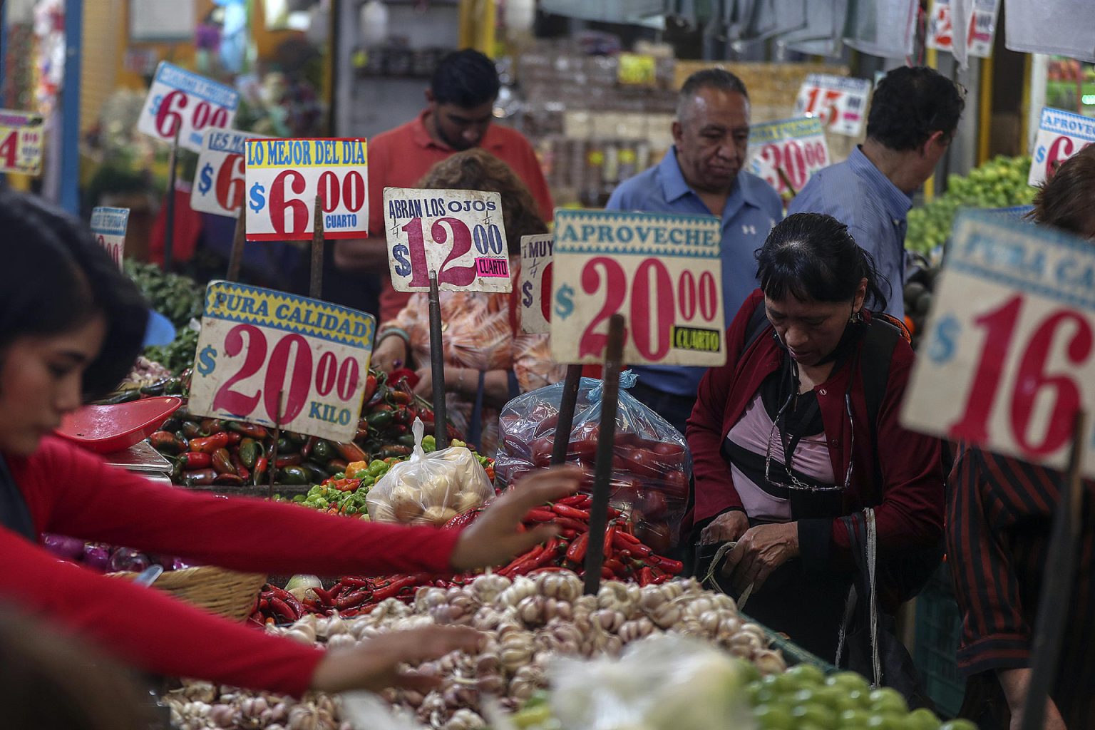 Varias personas compran productos en el Mercado de Jamaica hoy, en la Ciudad de México (México). EFE/ Mario Guzmán