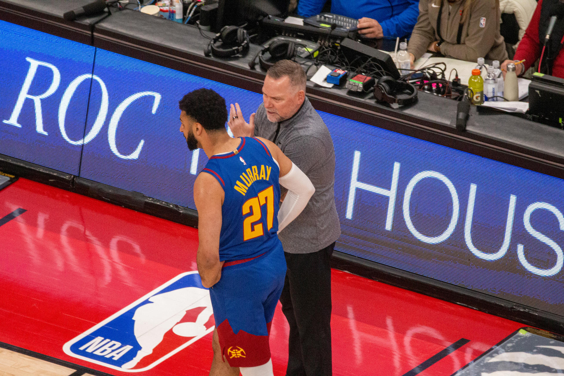 El entrenador de los Nuggets de Denver, Michael Malone (d), fue registrado este miércoles, 20 de diciembre, al hablar con su base Jamal Murray, durante un partido de la NBA, en el coliseo Scotiabank Arena, en Toronto (Canadá). EFE/Julio César Rivas
