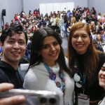 (i-d) Los mexicanos creadores de contenido Rodrigo Unda, Guadalupe Rodríguez, Mariana Etchegaray y Melissa Zamudio se toman una selfi al término del conversatorio “Realidad virtual y la experiencia literaria inmersiva” hoy, durante la 37 edición de la Feria Internacional del Libro (FIL) 2023, en Guadalajara (México). EFE/Francisco Guasco