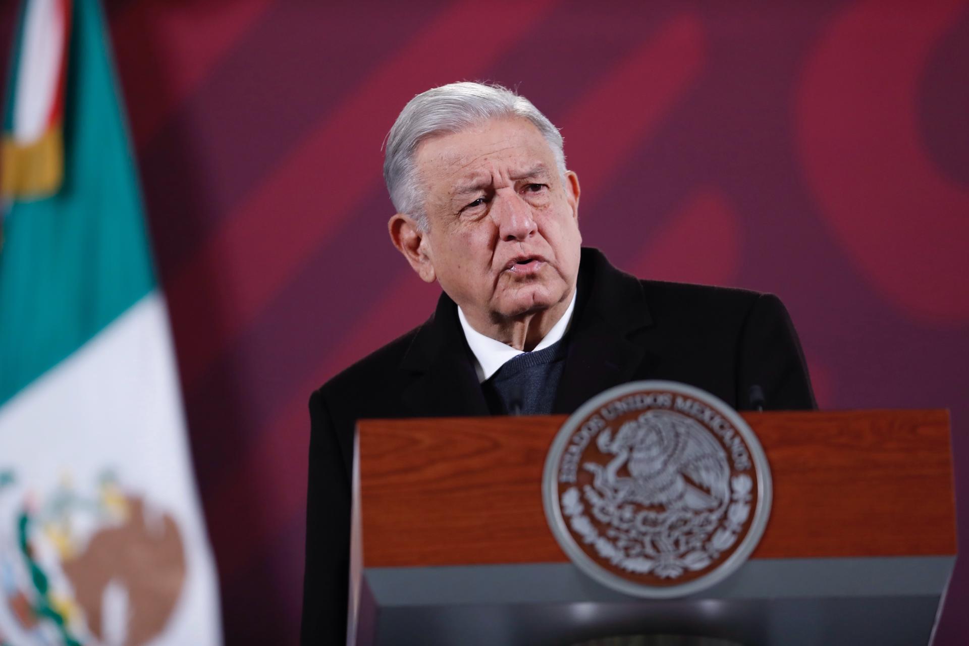 El presidente mexicano, Andrés Manuel López Obrador, habla durante su conferencia de prensa matutina hoy, en el Palacio Nacional de la Ciudad de México (México). EFE/ Sáshenka Gutiérrez
