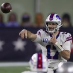 Fotografía de archivo en la que se registró al mariscal de campo de los Bills de Buffalo, Josh Allen, quien sumó 237 yardas, un envío de anotación y dos 'touchdowns' por tierra en el triunfo de su equipo 22-24 sobre los Chargers de Los Ángeles, en la NFL. EFE/CJ Gunther