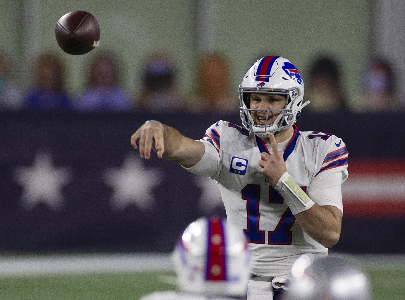 Fotografía de archivo en la que se registró al mariscal de campo de los Bills de Buffalo, Josh Allen, quien sumó 237 yardas, un envío de anotación y dos 'touchdowns' por tierra en el triunfo de su equipo 22-24 sobre los Chargers de Los Ángeles, en la NFL. EFE/CJ Gunther