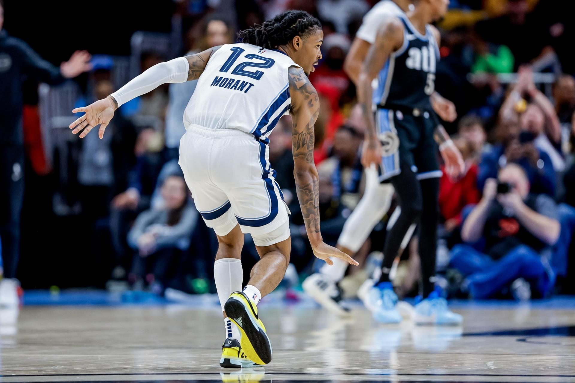 Ja Morant, base estrella de los Grizzlies de Memphis, fue registrado este sábado, 23 de diciembre, al gesticular, durante un partido de la NBA contra la Hawks de Atlanta, en Atlanta (Georgia, EE.UU.). EFE/Erik S. Lesser
