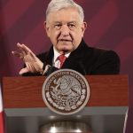 El presidente de México, Andrés Manuel López Obrador, habla hoy durante una rueda de prensa en el Palacio Nacional, en Ciudad de México (México). EFE/ José Méndez