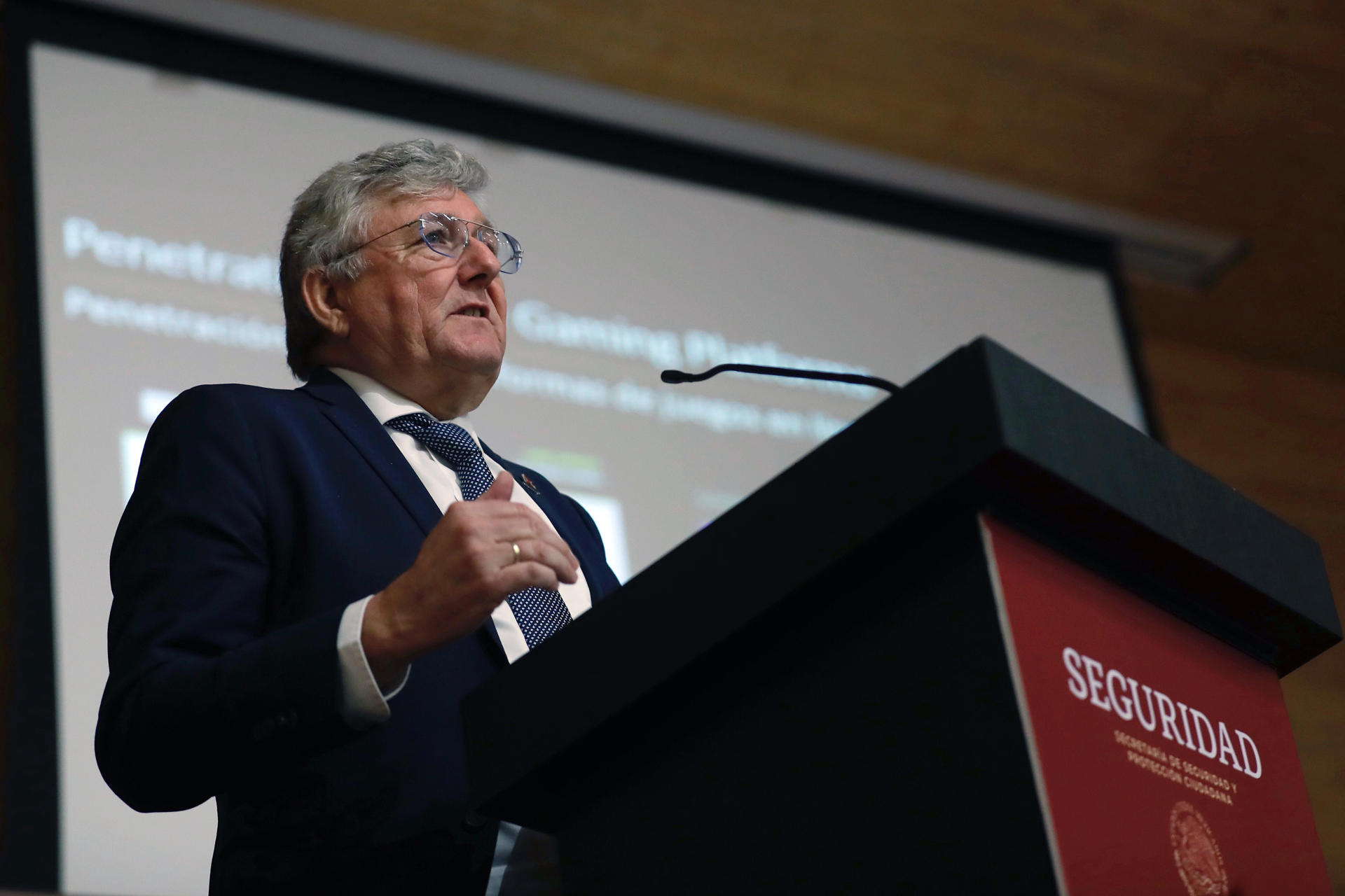 El director adjunto del Grupo Pompidou del Consejo de Europa, Thomas Kattau, habla durante una ponencia hoy, en Ciudad de México (México). EFE/ Sáshenka Gutiérrez
