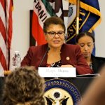 Fotografía de archivo fechada el 22 de noviembre de 2019 que muestra a la entonces congresista por el distrito 37 de California, Karen Bass, durante una conferencia de prensa en la frontera de San Ysidro en San Diego, California (EE.UU). EFE/Manuel Ocaño