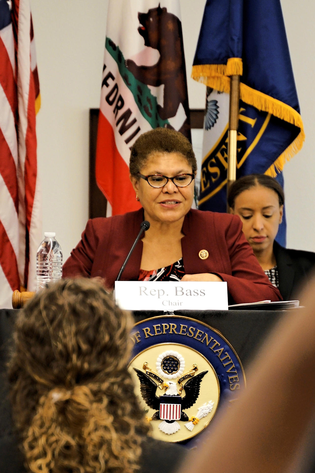 Fotografía de archivo fechada el 22 de noviembre de 2019 que muestra a la entonces congresista por el distrito 37 de California, Karen Bass, durante una conferencia de prensa en la frontera de San Ysidro en San Diego, California (EE.UU). EFE/Manuel Ocaño