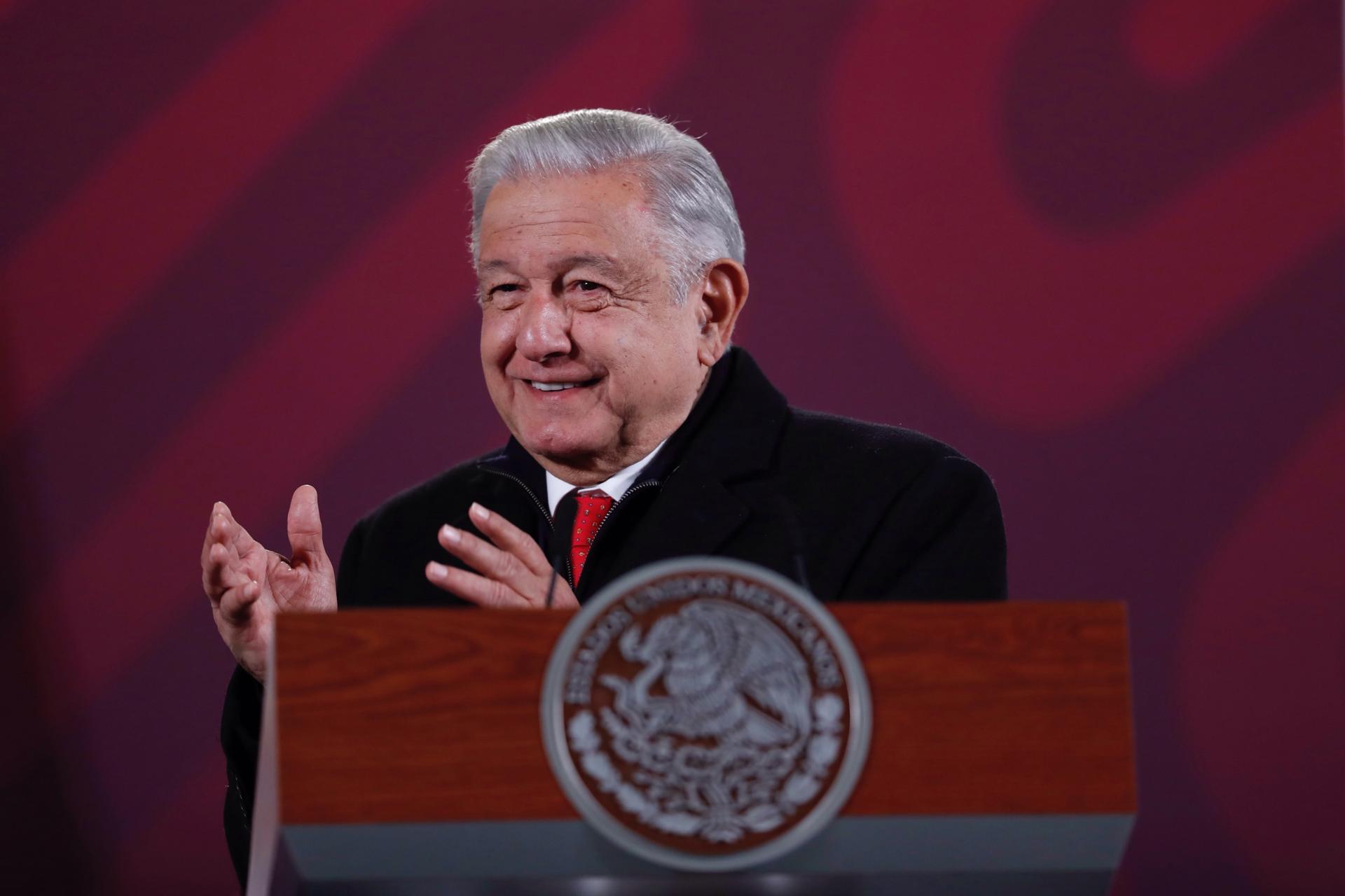 El presidente de México, Andrés Manuel López Obrador, habla durante su rueda de prensa diaria hoy, en el Palacio Nacional de la Ciudad de México (México). EFE/ Sáshenka Gutiérrez
