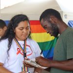 Migrantes reciben asesoría sobre el virus de Inmunodeficiencia humana (VIH), hoy, en Tapachula (México). EFE/ Juan Manuel Blanco