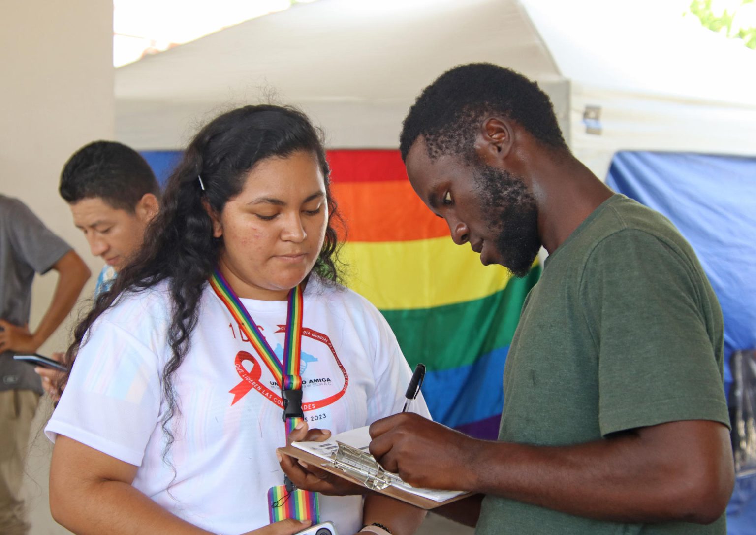 Migrantes reciben asesoría sobre el virus de Inmunodeficiencia humana (VIH), hoy, en Tapachula (México). EFE/ Juan Manuel Blanco