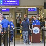 Varios pasajeros se alistan a pasar por un puesto de control en el Aeropuerto Internacional de Salt Lake City, Utah (EEUU). EFE/George Frey