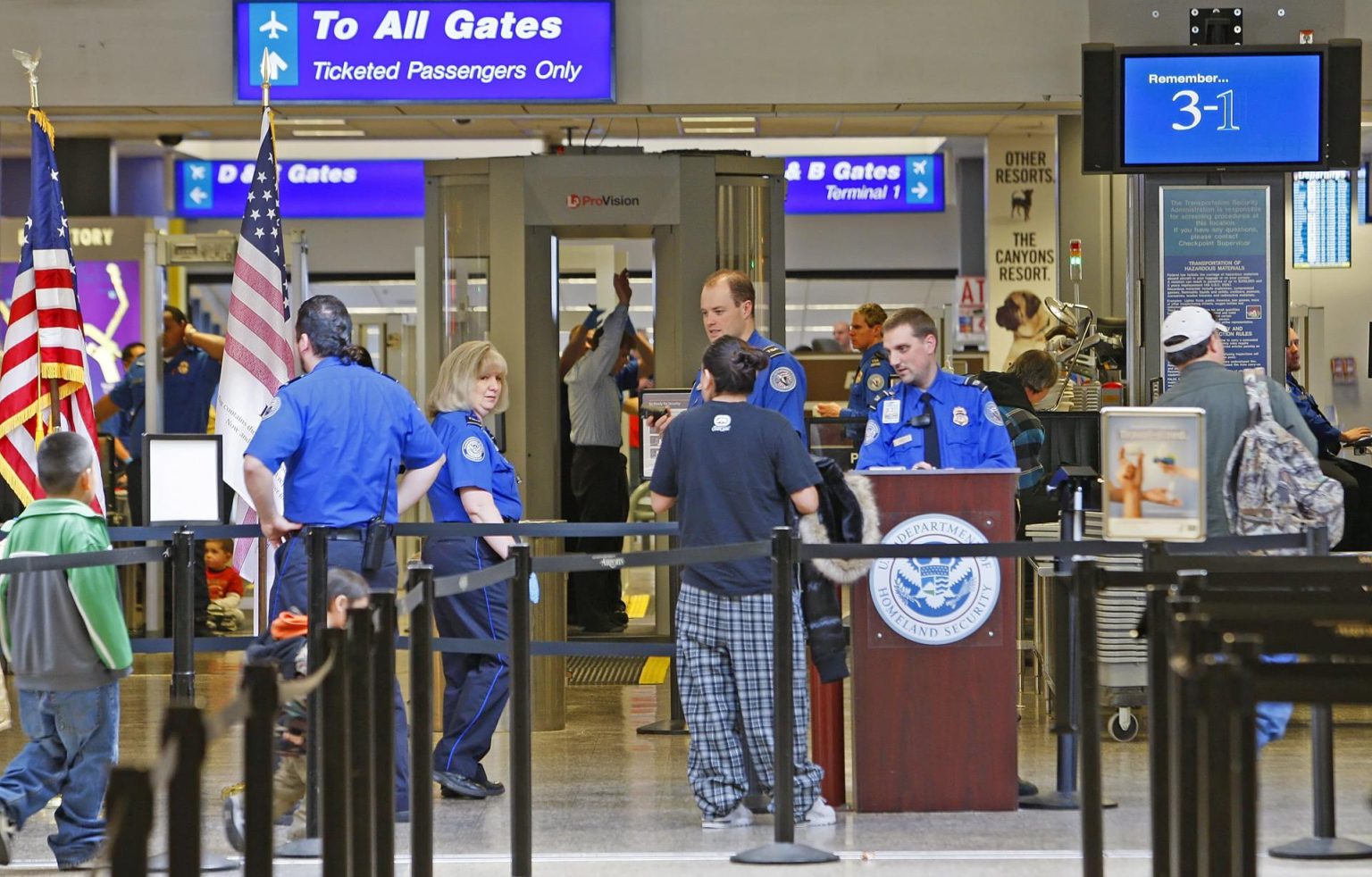 Varios pasajeros se alistan a pasar por un puesto de control en el Aeropuerto Internacional de Salt Lake City, Utah (EEUU). EFE/George Frey